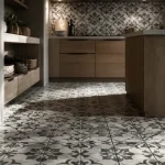 Carreaux de ciment noir et blanc au sol de cuisine, contraste graphique