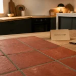 Carreaux de ciment rouge sur crédence, cuisine moderne