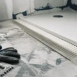 Colle receveur douche pour pose étanche, cordons de colle polymère sur receveur en résine