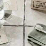 Comment nettoyer les joints salle de bain noirs ou jaunis, vinaigre et bicarbonate