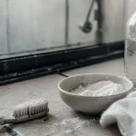 Joints salle de bain noircis, produits comme bicarbonate et vinaigre pour nettoyer et remplacer