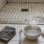 Nettoyage carrelage salle de bain au vinaigre blanc et brosse à joints calcaires