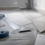 Poser du carrelage en diagonale 45° : départ au centre, coupes à 45°