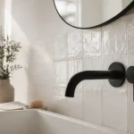 Zellige salle de bains blanc nacré, robinetterie noire mate, surface authentique ou imitation