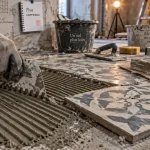 Carreaux de ciment pose : mortier-colle appliqué au peigne denté sur sol ciment