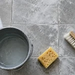 Enlever la laitance du carrelage avec éponge et décapant