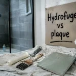 Hydrofuge salle de bain : liquide ou plaque verte, rouleau et pinceau sur bâche