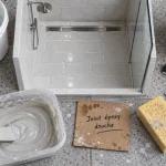 Joint epoxy douche frais entre carreaux, outils de pose et résine