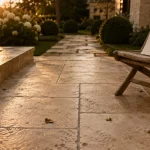 Terrasse pierre de bourgogne : dalles beiges grand format, joints fins et finition brossée.