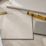 Idée carrelage pour petite salle de bain : carrelage clair grand format et joints crème